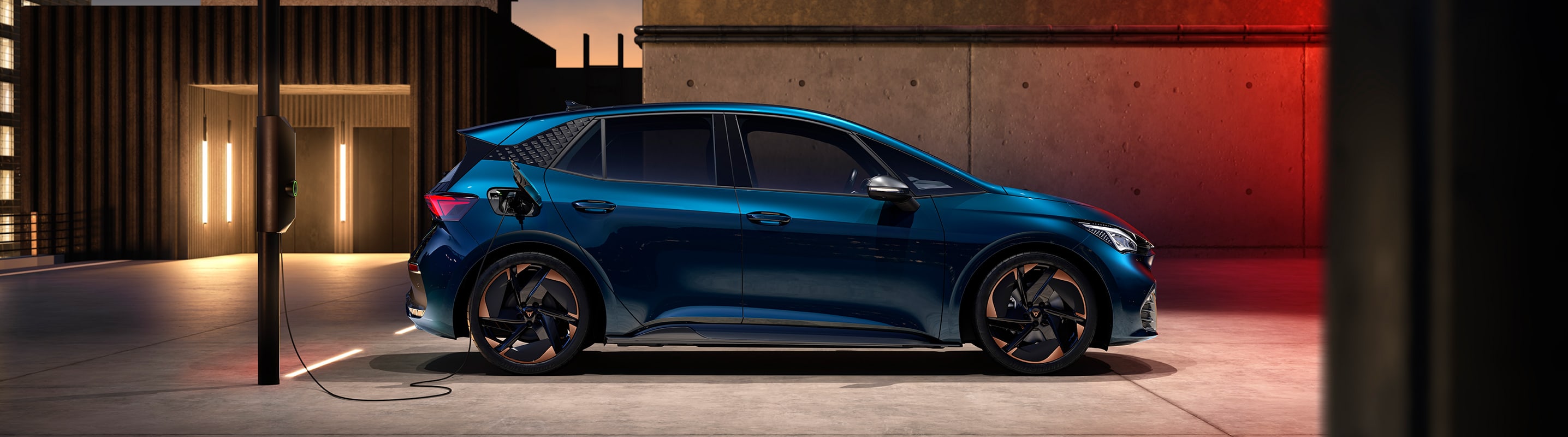 Den nye CUPRA Born i farven Aurora Blue ved en ladestander