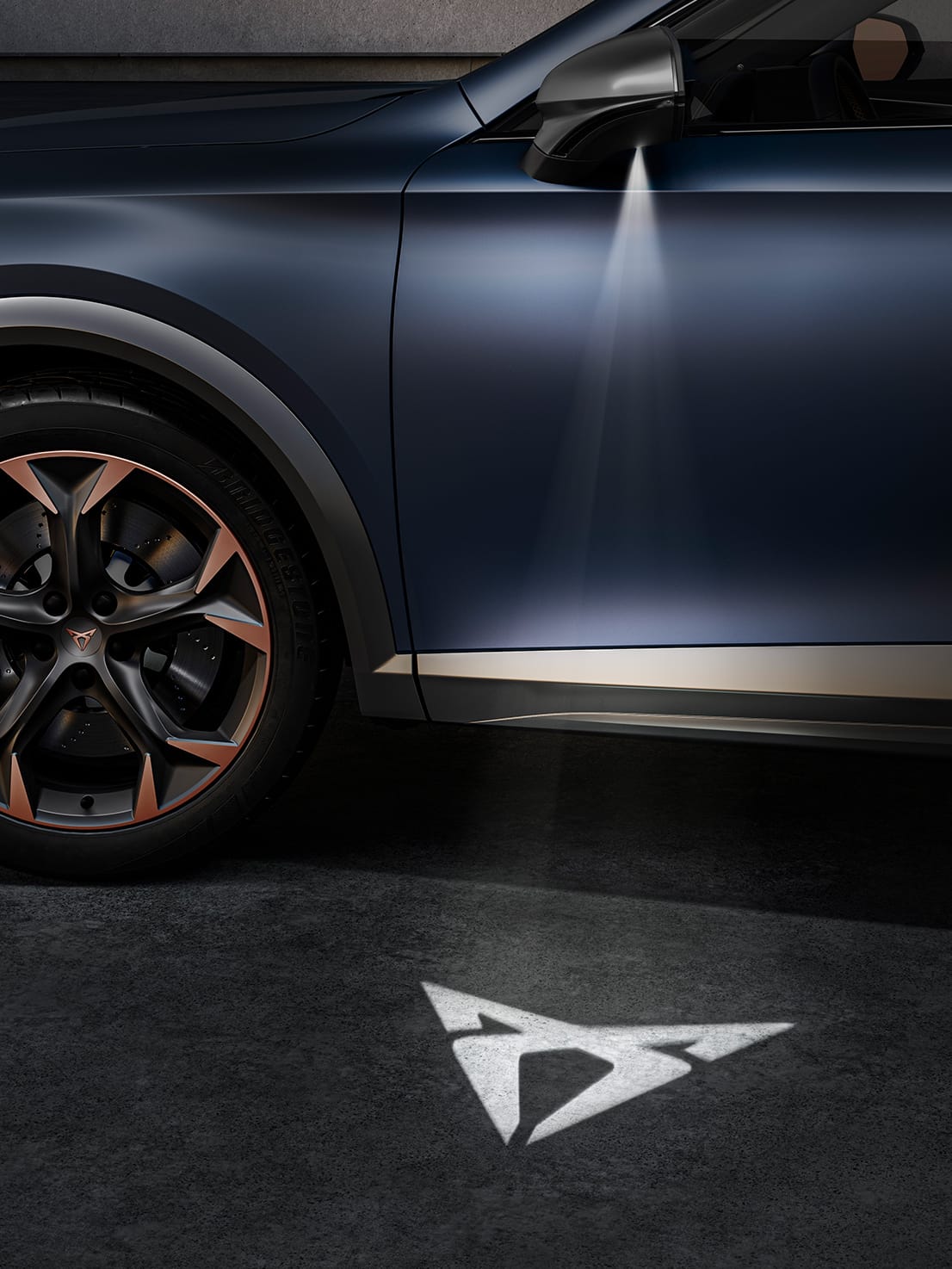 ny cupra formentor kompakt SUV med velkomstlys under sidespejlet