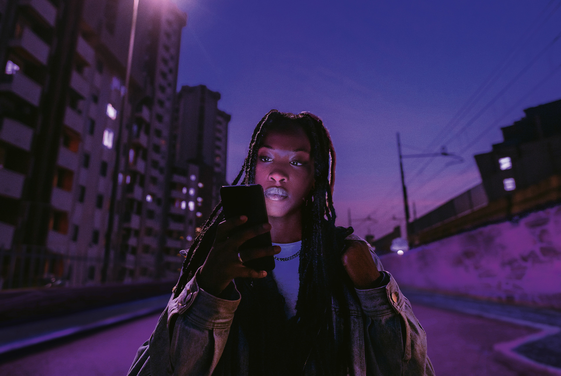 Kvinde som forbinder sig til Min CUPRA-app på hendes smartphone.