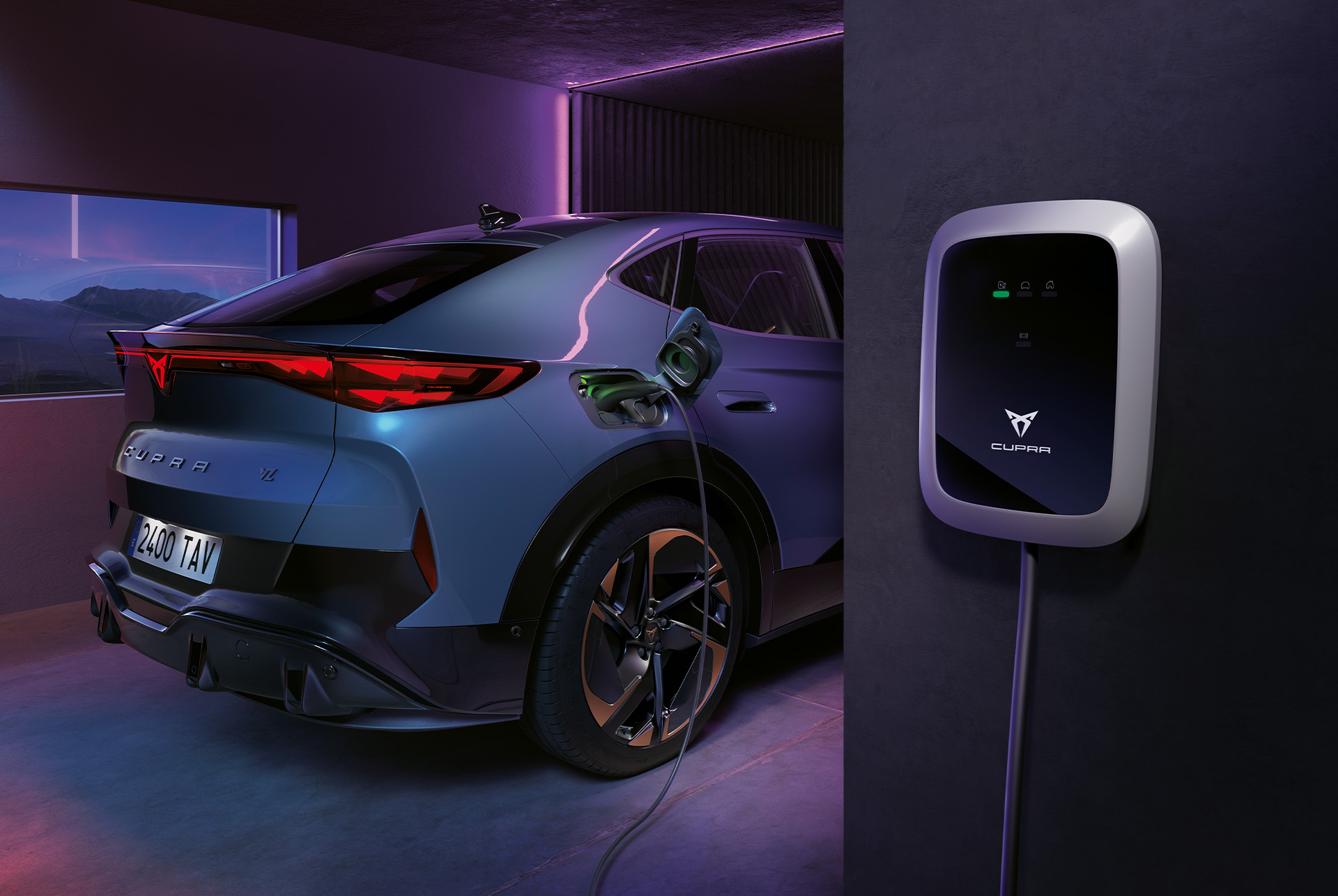 Blå CUPRA Tavascan som er i gang med at oplade.